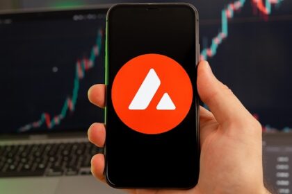 Avalanche holds above $30 despite politics-driven crypto dip