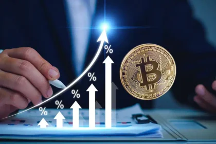 Los inversionistas no suelen invertir en activos de riesgo como BTC si la tasa de interés se mantiene alta. Composición por CriptoNoticias. LALAKA / stock.adobe.com ; pngegg.com.