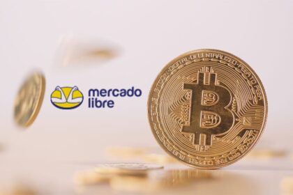 Bitcoins y logo de Mercado Libre.