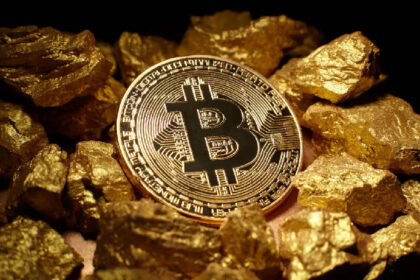 Why Is Bitcoin, the “Digital Gold”, Standing Still While Gold Breaks Records? Here’s What Experts Say